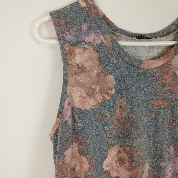 Jodifil gray faded floral button detail V tank L - Picture 5 of 11